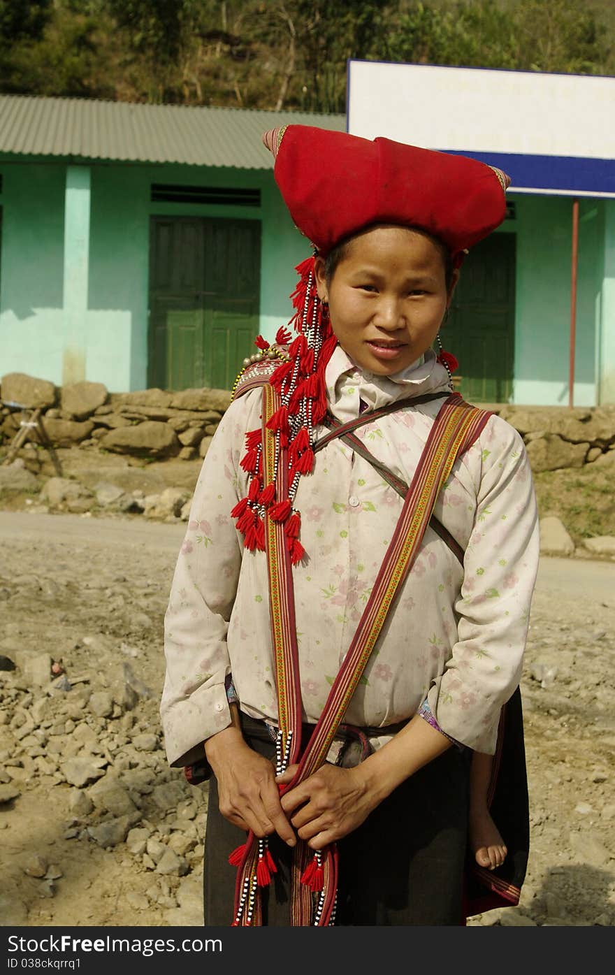 Red Hmong Sapa ethnic woman and baby