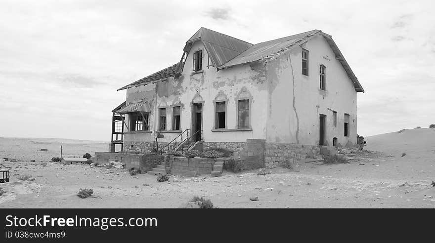 Black e White image of ghosthouse at Kolemanskop near Ludritz