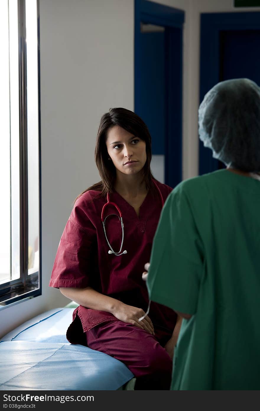 Female surgeons consulting before oepration