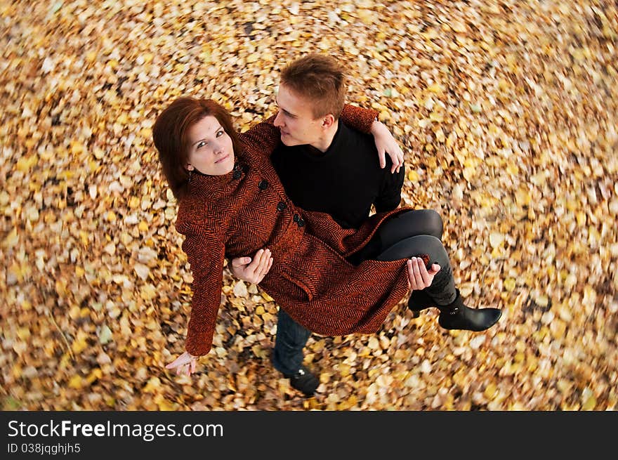 Portret photo of happy couple in autumn