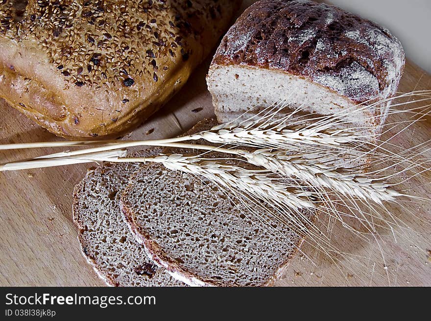 Whole bread and slices with wheat