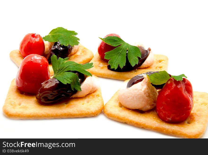 Sandwich appetizer with crackers and paprika