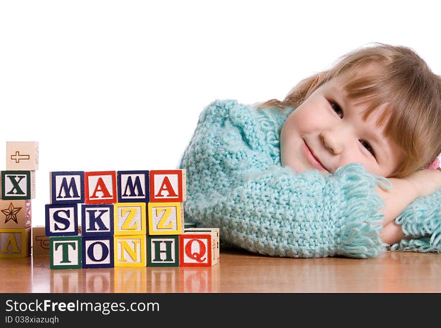 The little girl plays cubes