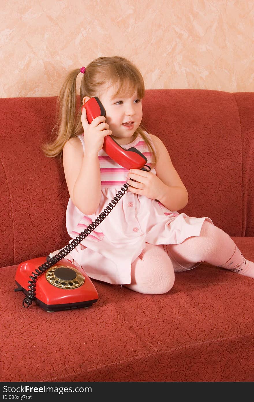 The little girl speaks on the phone