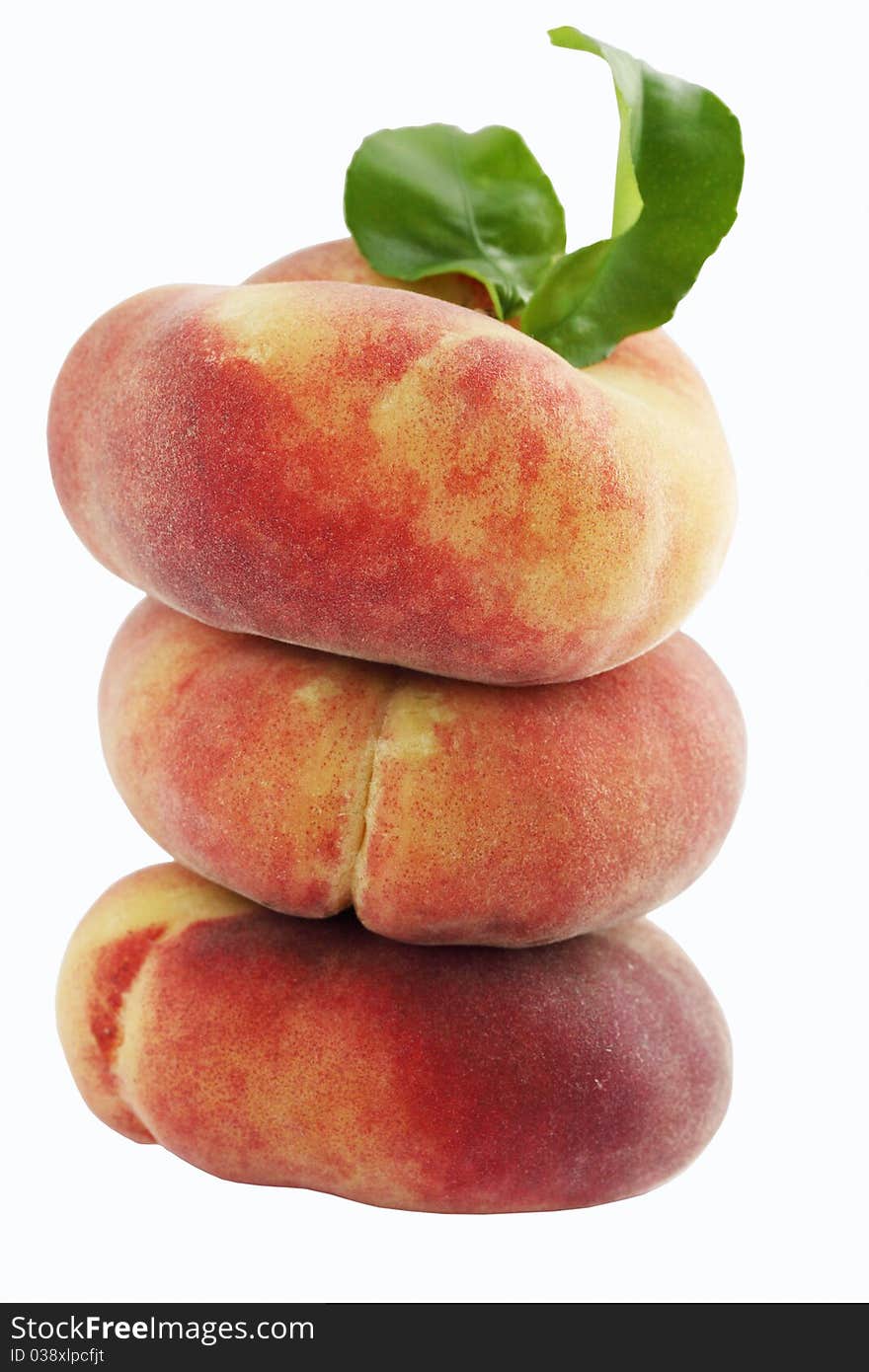 Flat hybrid peaches it lies by the pile