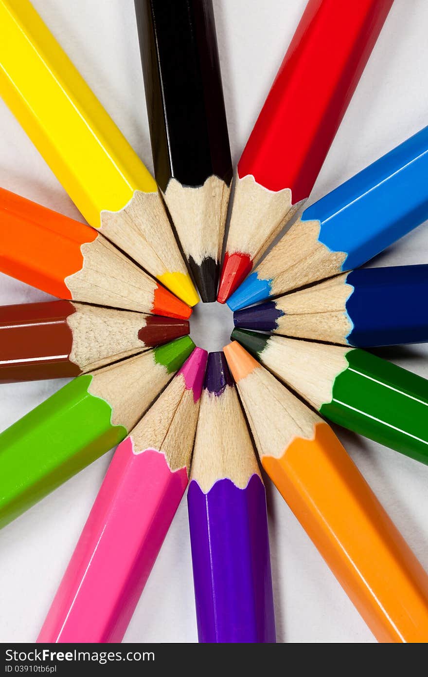 COLORED PENCILS IN A CIRCLE