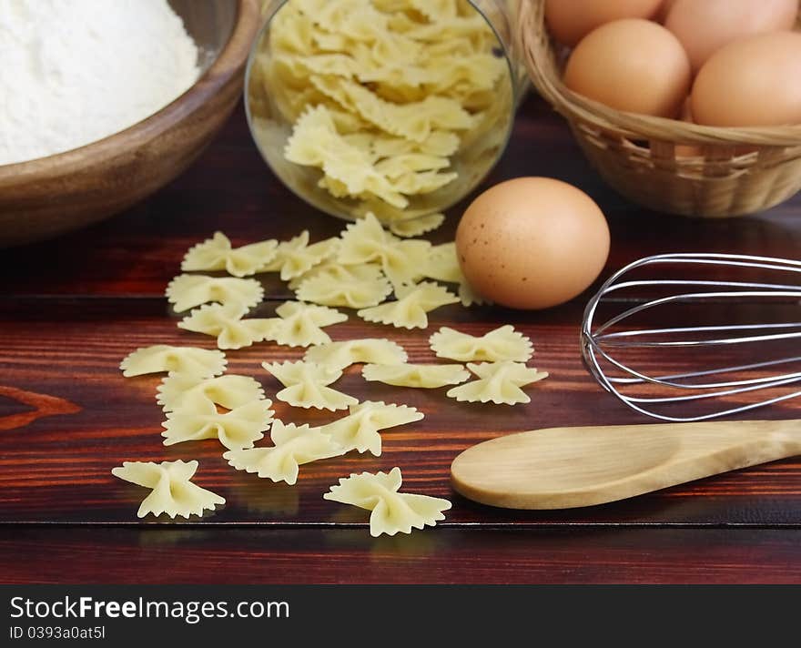 Pasta and components for its preparation.