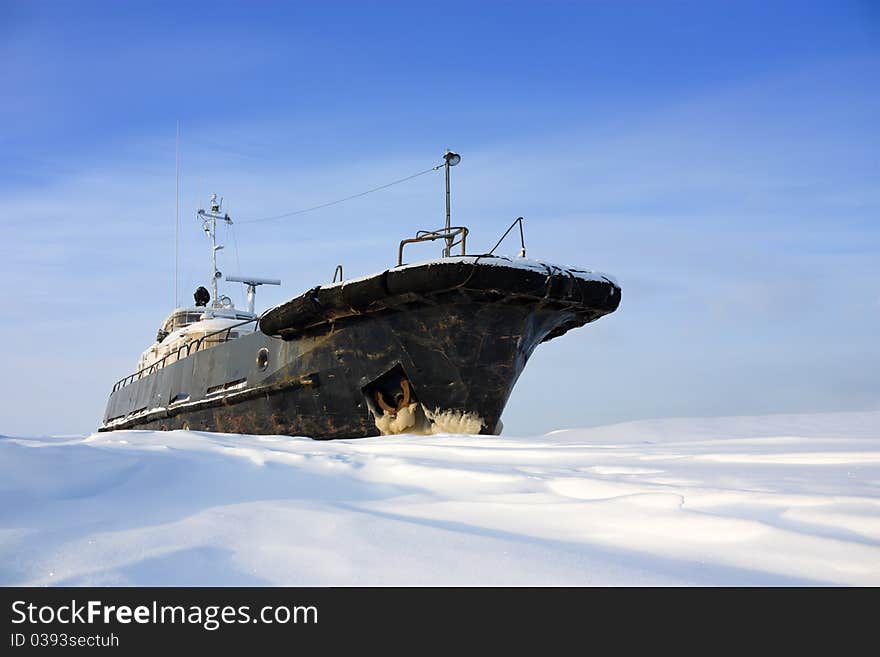 The boat jammed in the ice.