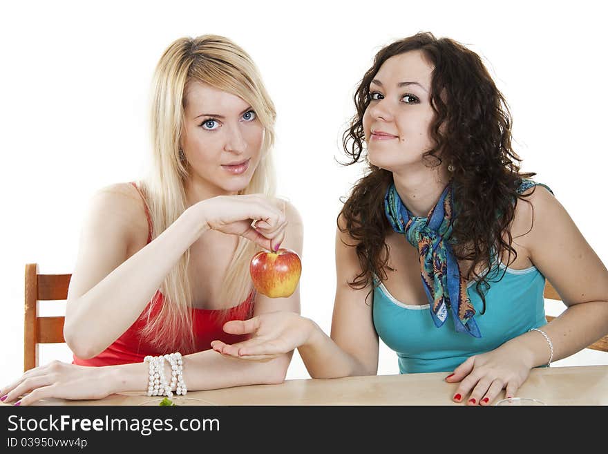 Blonde gir lgive her friend an apple