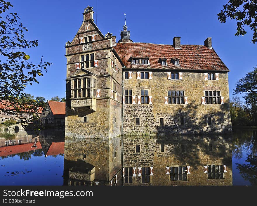 Burg Vischering in Luedinghausen, North Rhine-Westfalia, is the most typical moated castle in the Muenster area of Germany. After a fire it was rebuilt after 1521. Today it houses a museum. Burg Vischering in Luedinghausen, North Rhine-Westfalia, is the most typical moated castle in the Muenster area of Germany. After a fire it was rebuilt after 1521. Today it houses a museum.