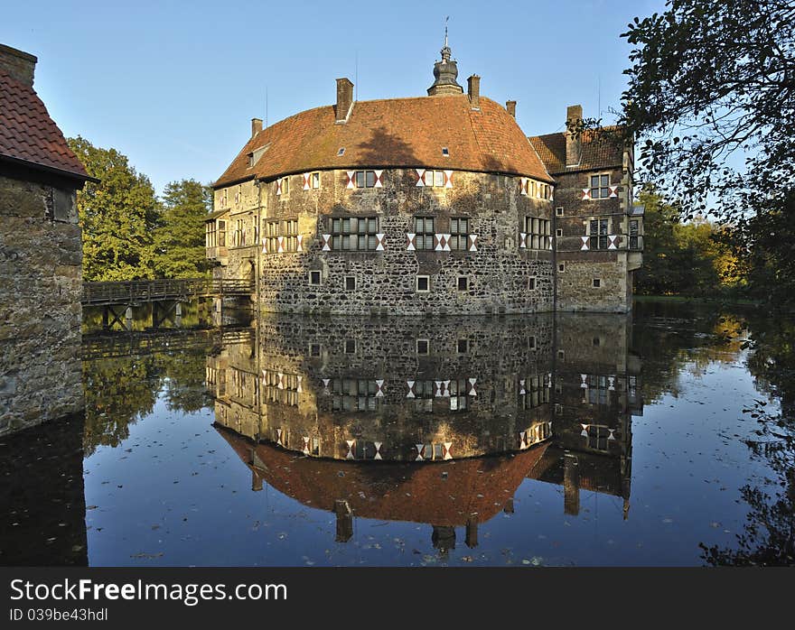 Burg Vischering in Luedinghausen, North Rhine-Westfalia, is the most typical moated castle in the Muenster area of Germany. After a fire it was rebuilt after 1521. Today it houses a museum. Burg Vischering in Luedinghausen, North Rhine-Westfalia, is the most typical moated castle in the Muenster area of Germany. After a fire it was rebuilt after 1521. Today it houses a museum.