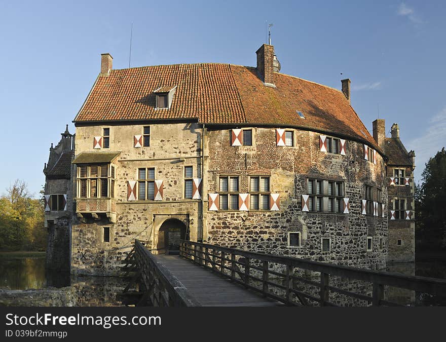 Burg Vischering in Luedinghausen, North Rhine-Westfalia, is the most typical moated castle in the Muenster area of Germany. After a fire it was rebuilt after 1521. Today it houses a museum. Burg Vischering in Luedinghausen, North Rhine-Westfalia, is the most typical moated castle in the Muenster area of Germany. After a fire it was rebuilt after 1521. Today it houses a museum.