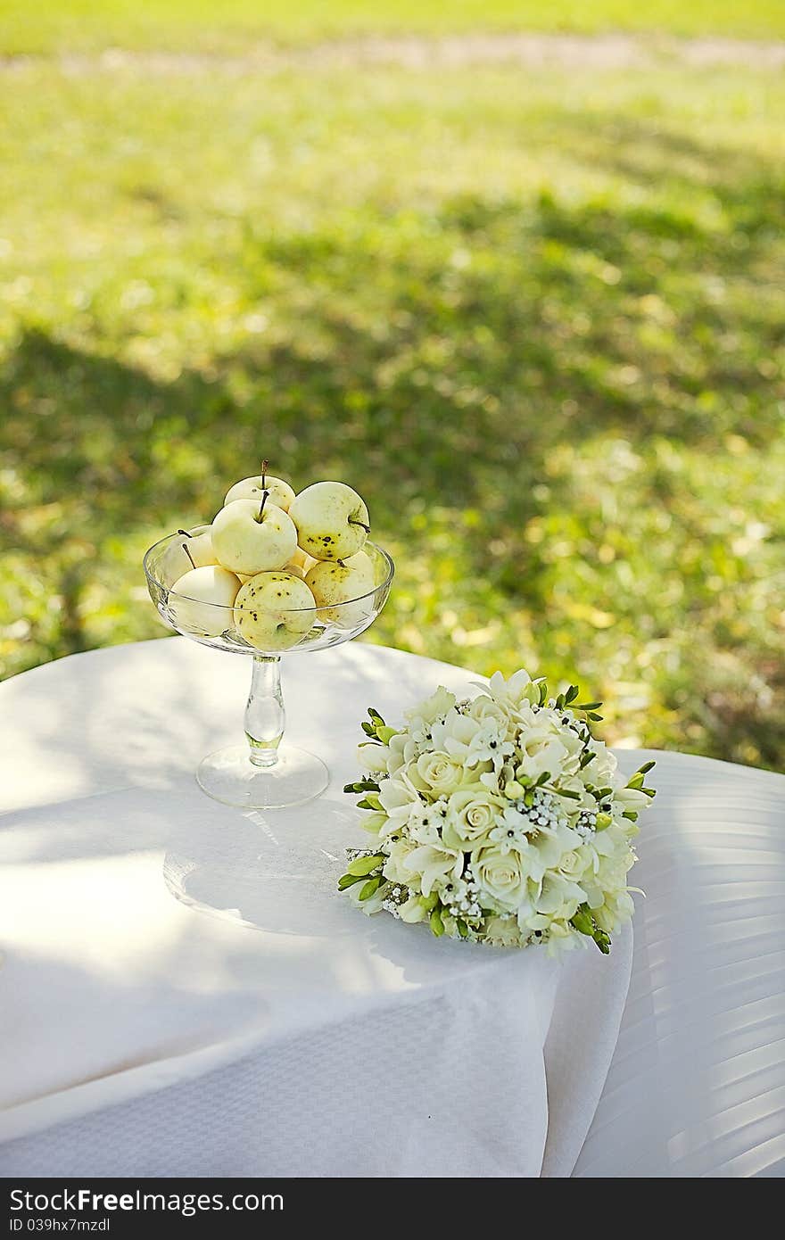 Weddings , apples and flowers in the garden. Weddings , apples and flowers in the garden