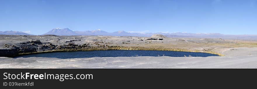 Laguna Inka Coya en el desierto de Atacama