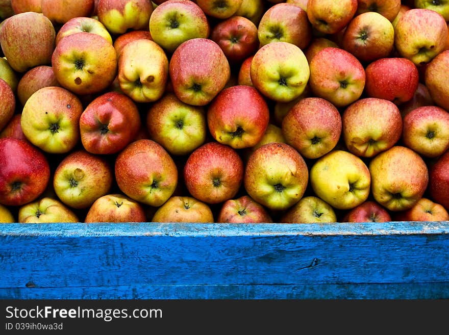 Apples in red mixed with yellow color.