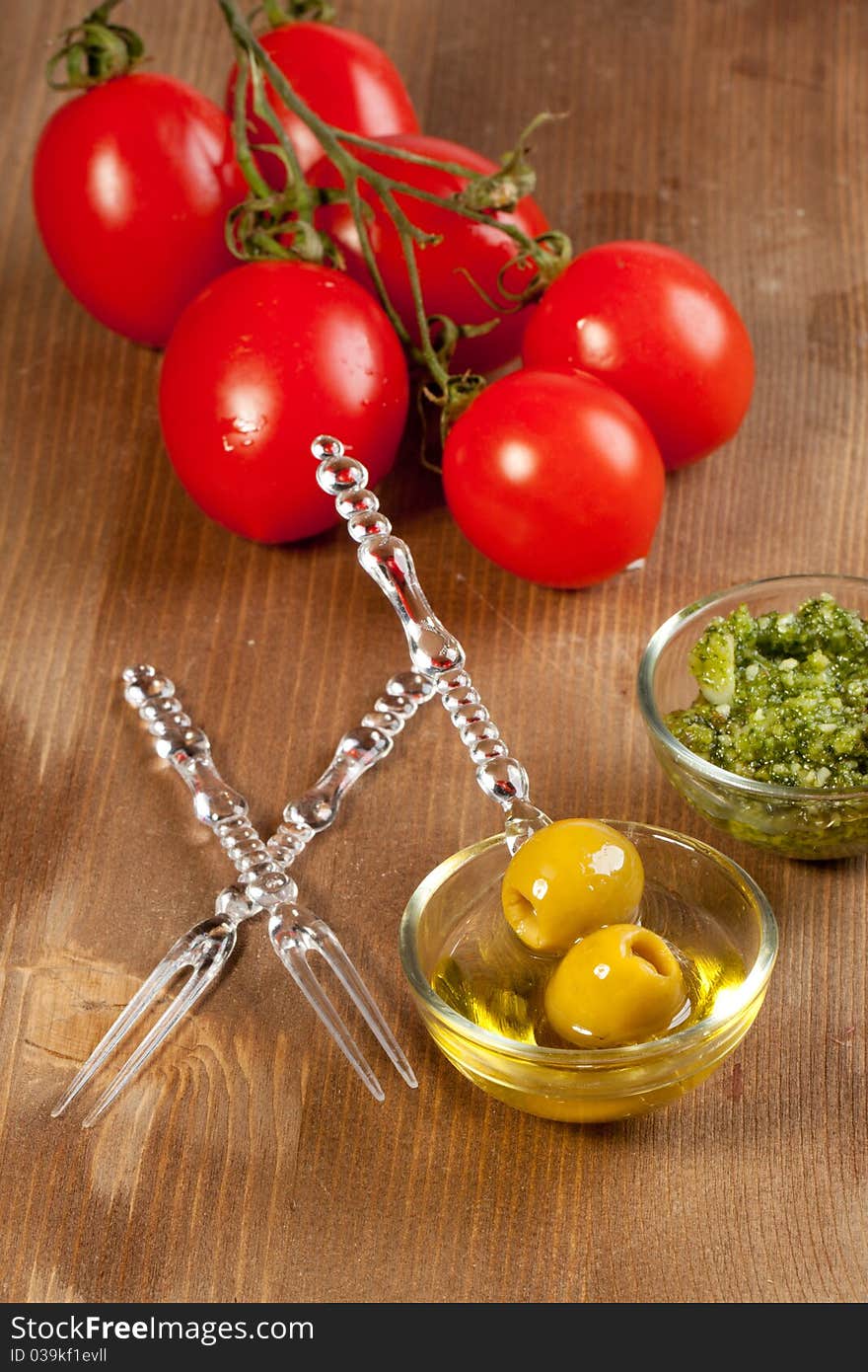 Green olives and tomato