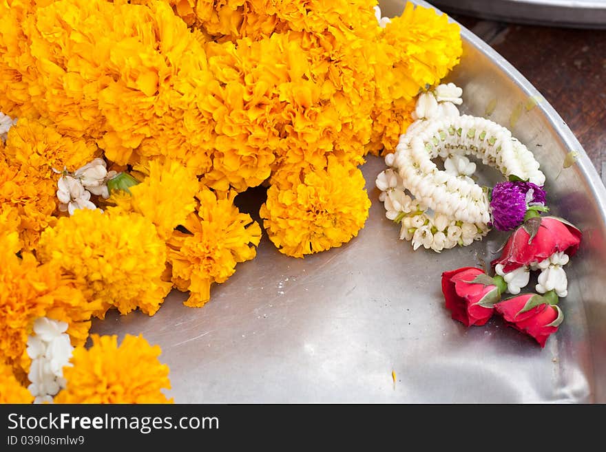 Lai, Song Take onions and marigolds in the steering wheel, steel tray. Lai, Song Take onions and marigolds in the steering wheel, steel tray.