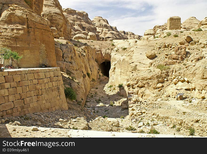 Petra (Jordan) The entrance to the cave in the Siq