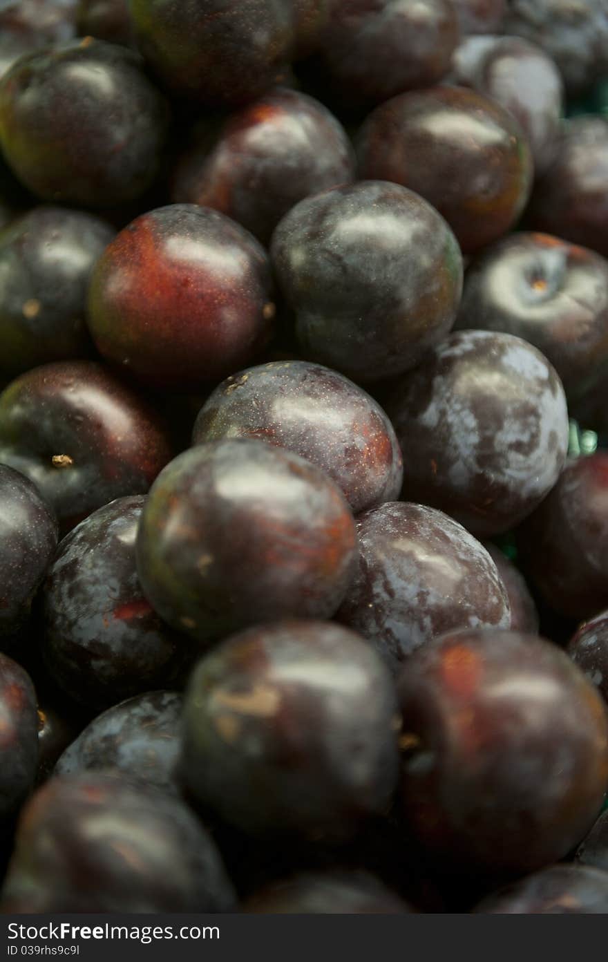 Image of fresh plums in a fruit market, as a symbol for fruits as healthy diet.