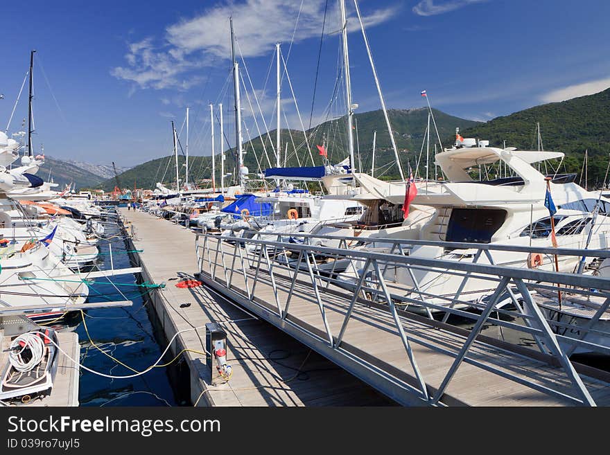 Jetty to the yachts