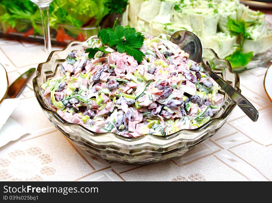 Bowl with a salad made from bean, chicken, apple