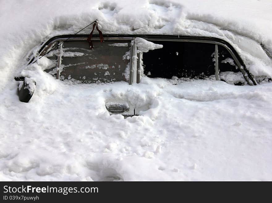 A car in the heavy snow