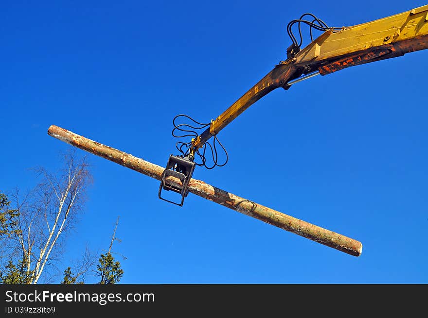 Loading of logs on transport the manipulator