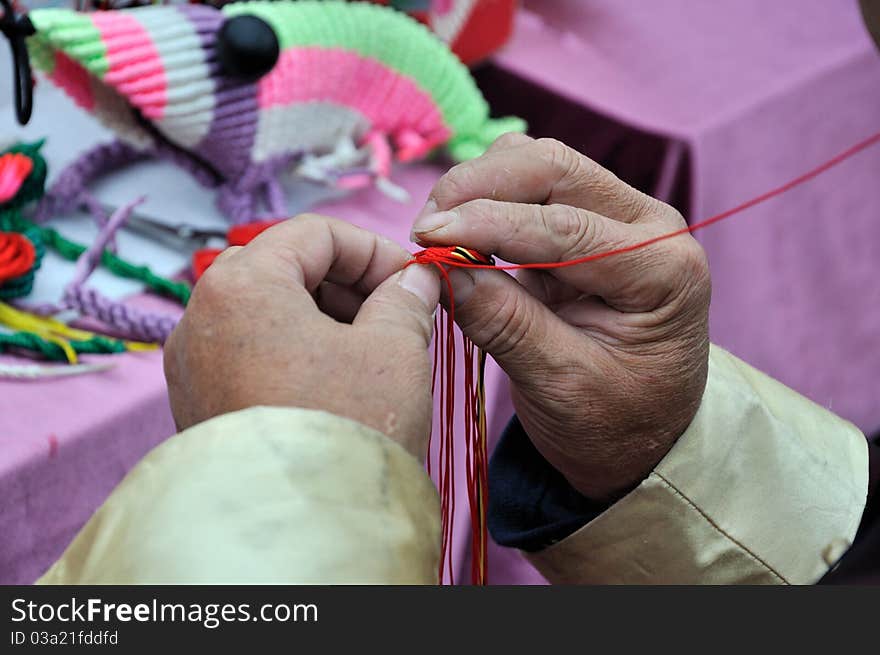 A Chinese craftsman is making intertexture.