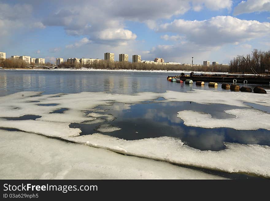 Last ice on the Rusanovsky gulf in Kiev