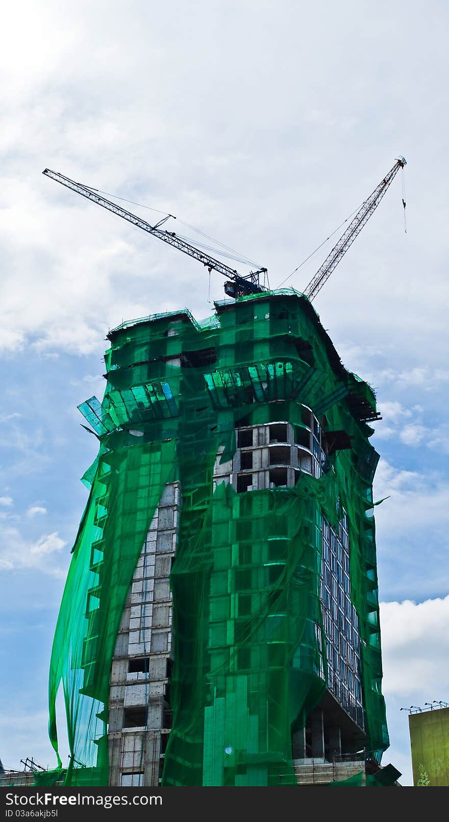 Giant crane lifting structure engineer on the building.