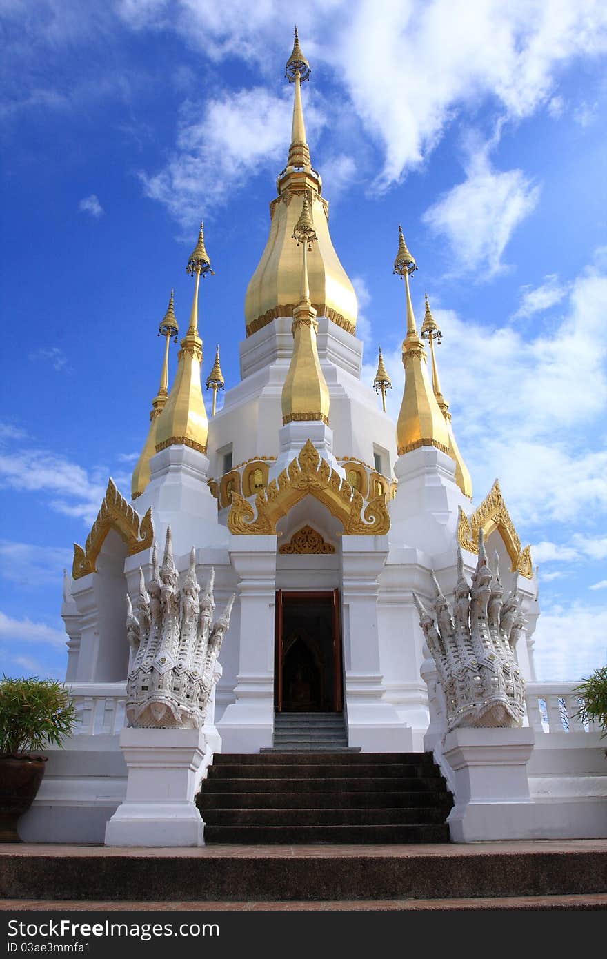 Chedi wat kuhasawan background blue sky Ubol