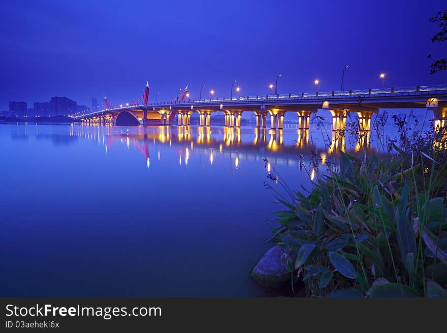 Night scene of Lihu Bridge in the winter after sunset.