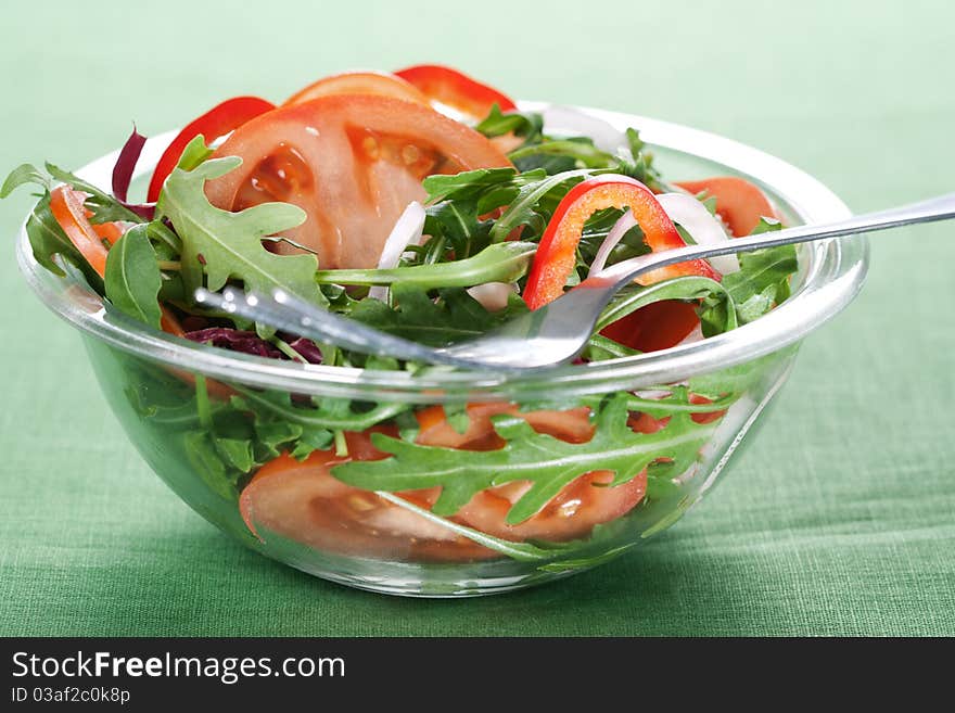 Healthy green salad, with tomatoes, pepper, onion and rucola.