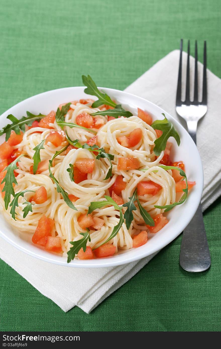 Pasta with tomato and rucola in bowl