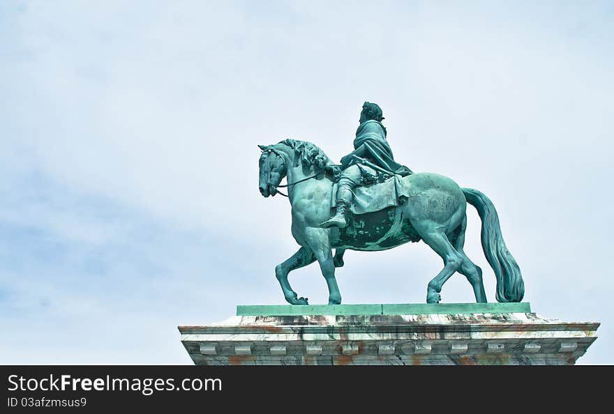 A statue with a man on a horse