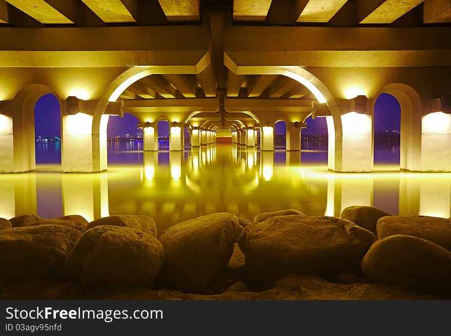 Night scene of Lihu Bridge in the winter after sunset.