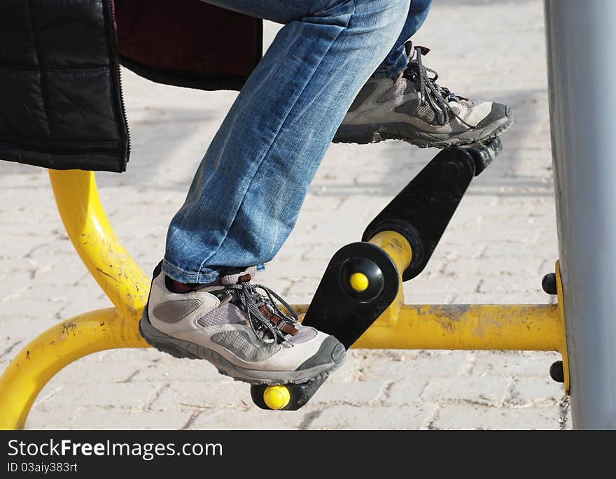 A women is riding a sport bysicle. A women is riding a sport bysicle