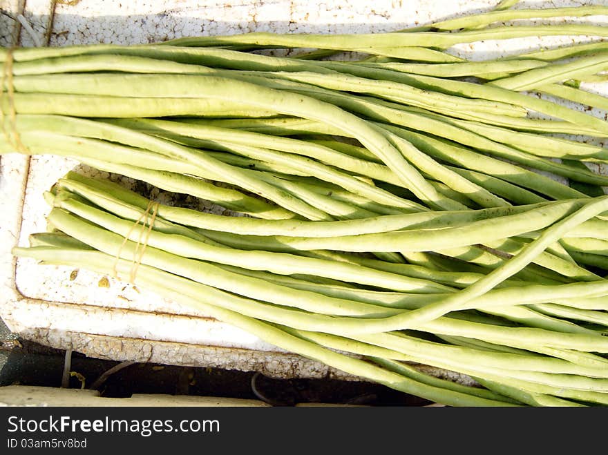 String beans, farmers put it picked, in market sale.