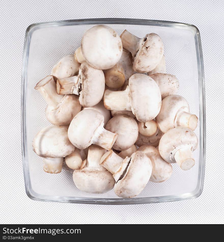 Common field mushrooms in a bowl