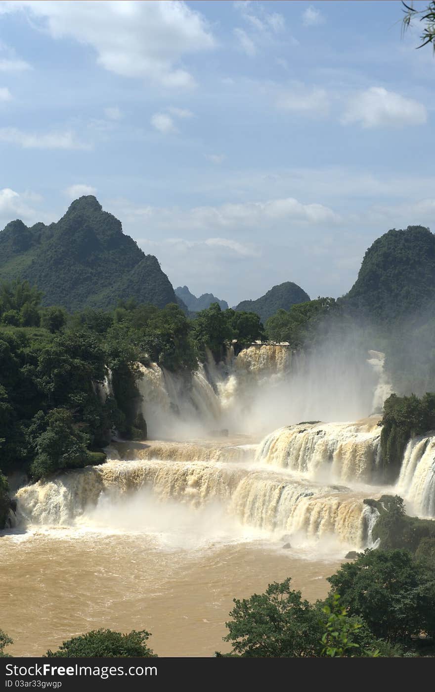 Detian Waterfall across China and Vietnam