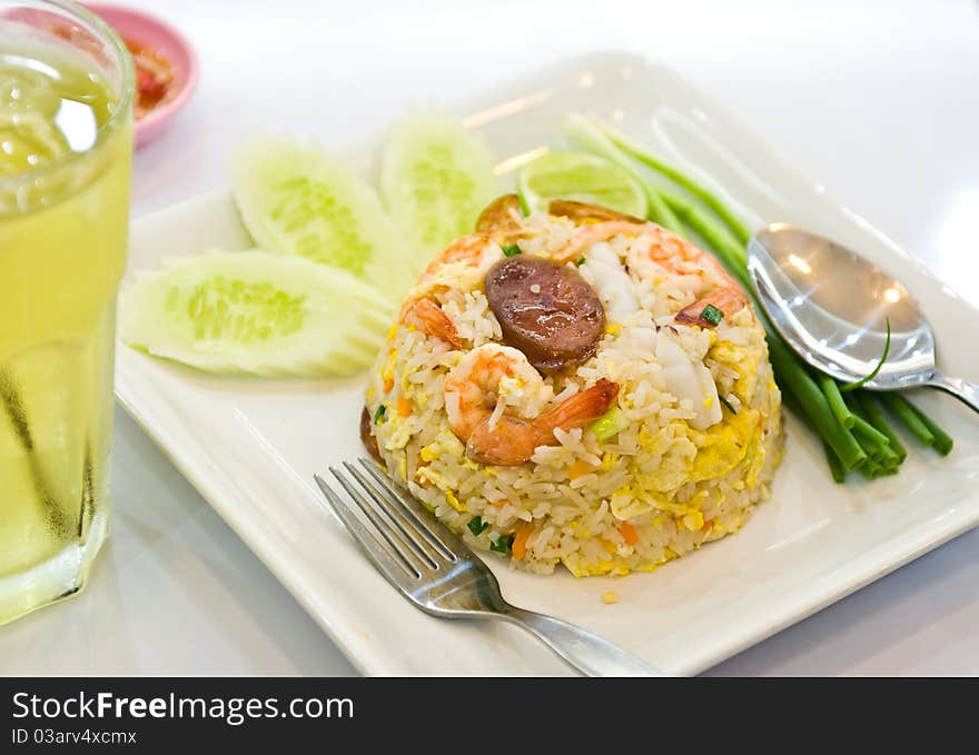 Fried rice with shrimp and vegetable