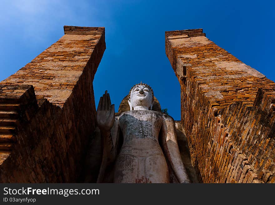 Wat Mahathat, Standing Buddha Image