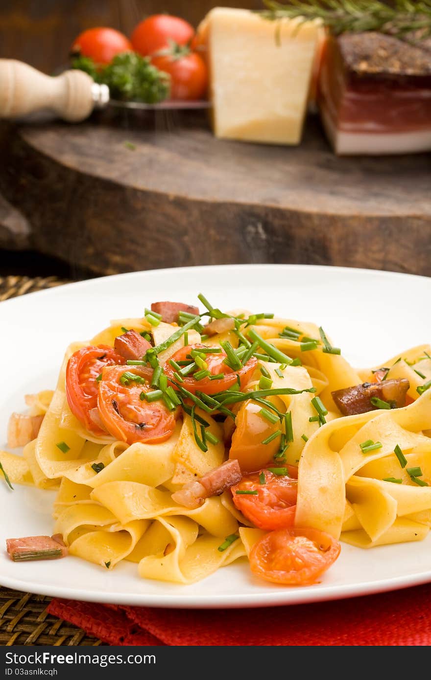 Pasta with bacon and tomatoes