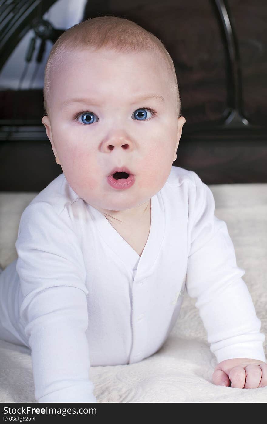 Babies crawling on the big bed. Babies crawling on the big bed.