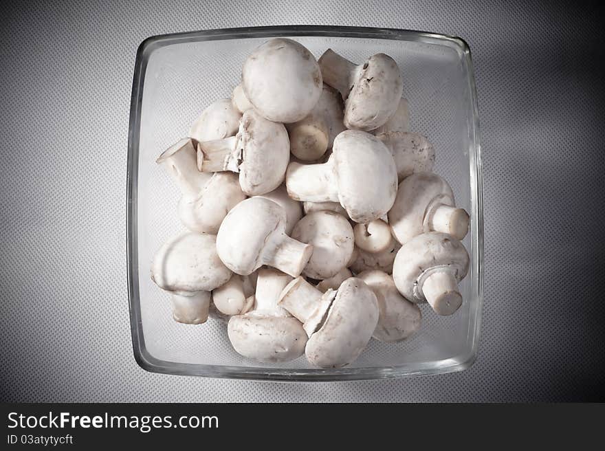 Common field mushrooms in a bowl