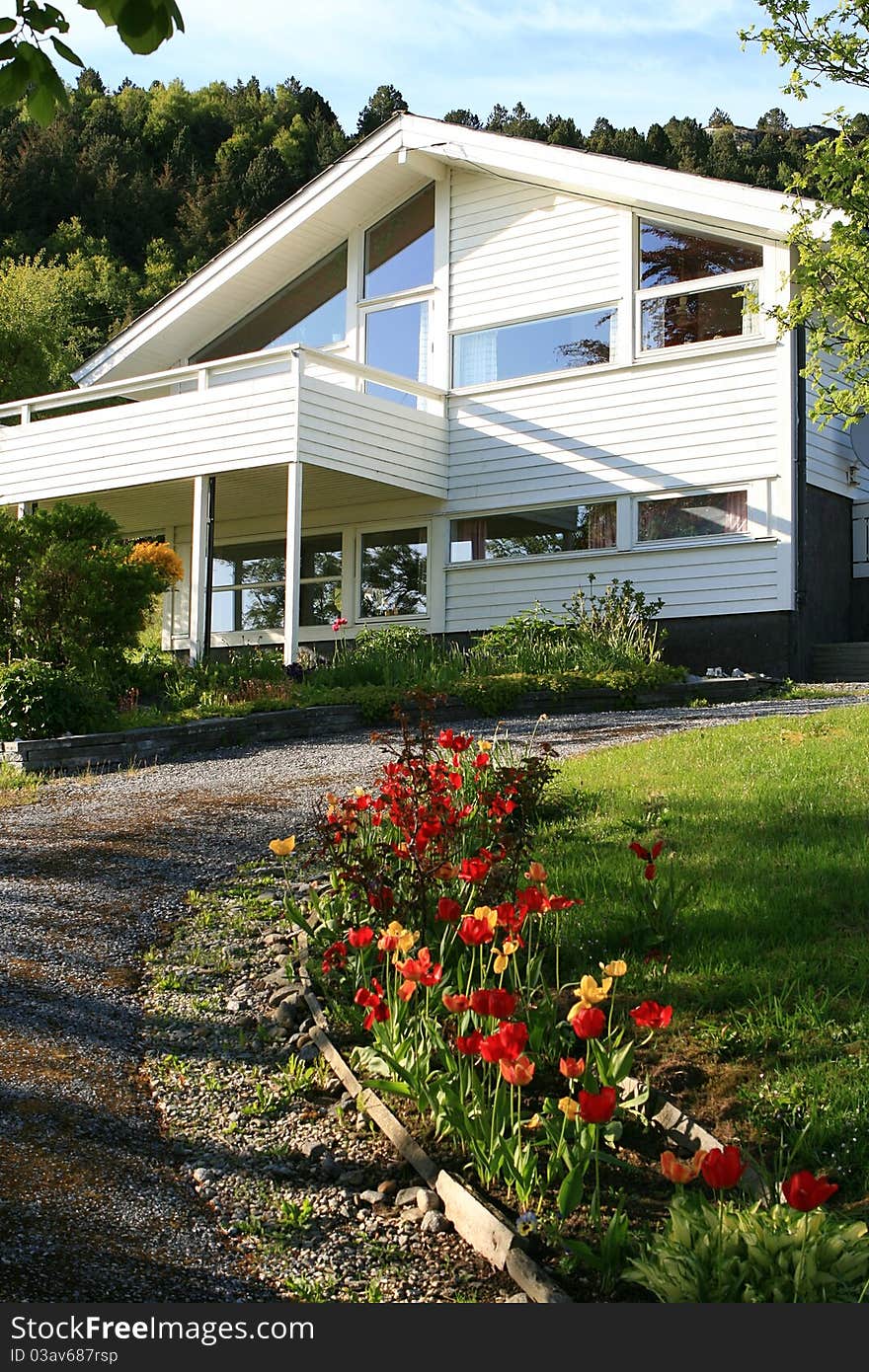 Residence Home With Large Balcony And Garden