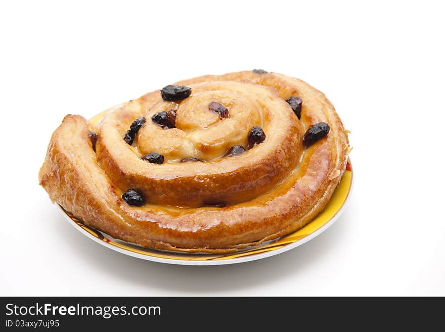 Pastry with raisins onto plates