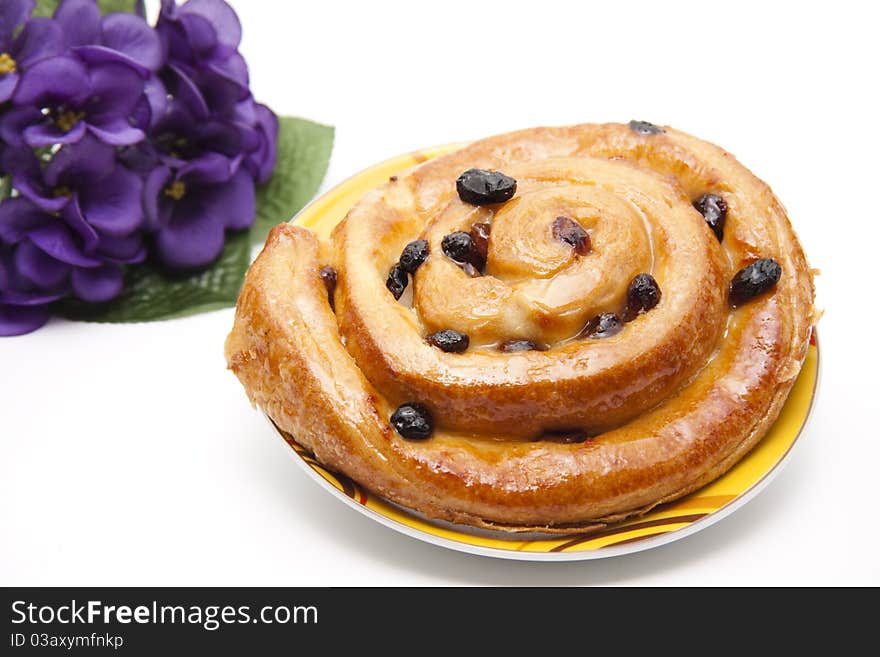 Pastry with raisins onto plates