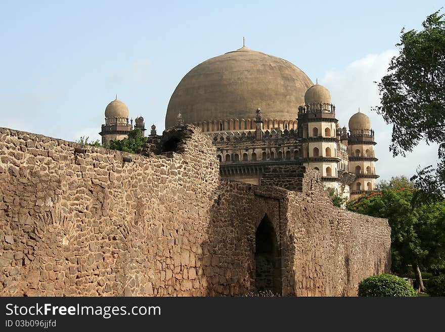 Gol Gumbaz behind Wall