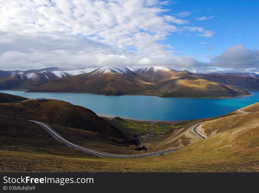 It is Yamdrok Lake located in Tebit, China. It is Yamdrok Lake located in Tebit, China